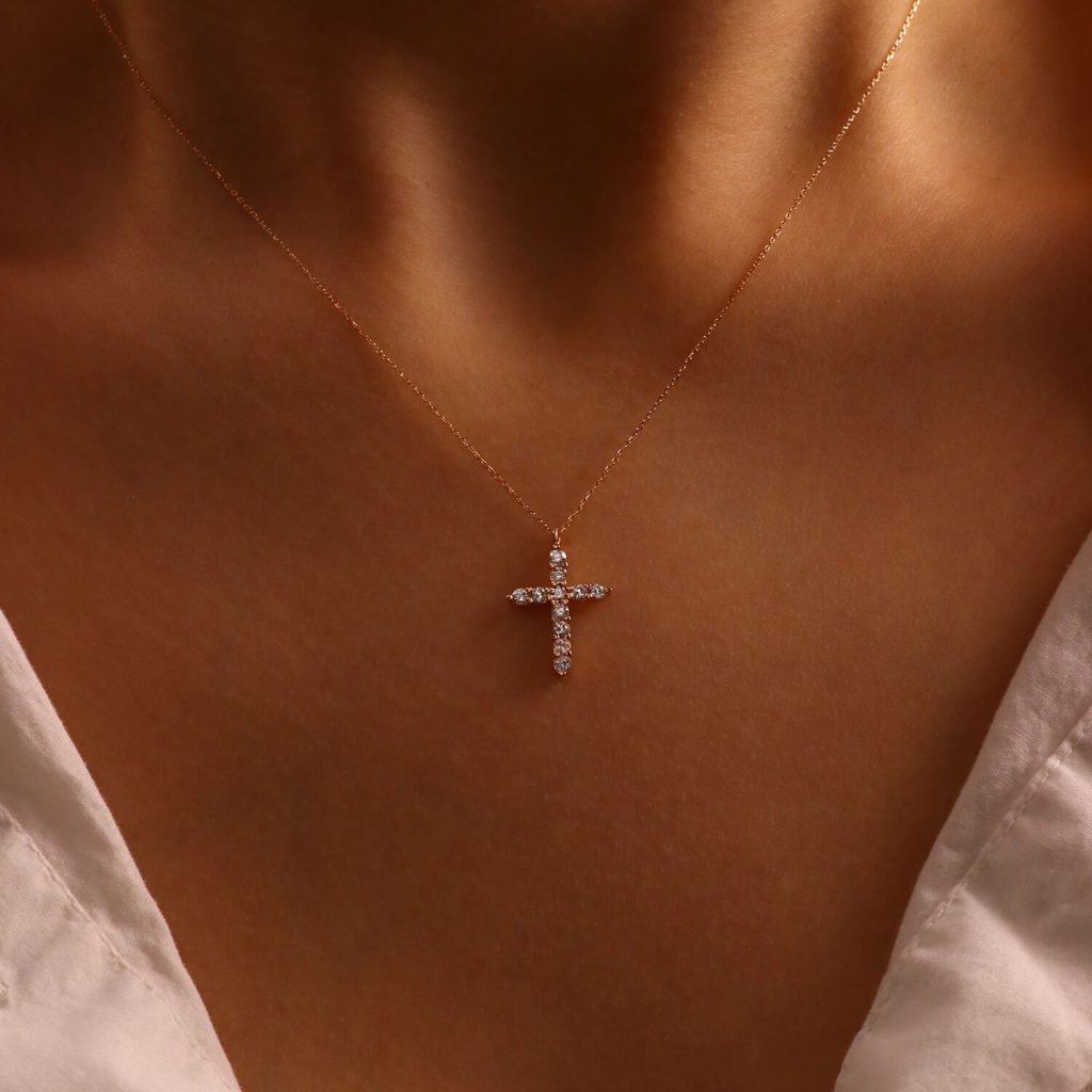 Ką simbolizuoja kryželis ir kodėl verta jį nešioti arti širdies?