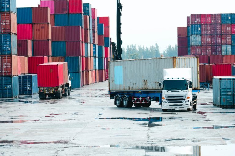 Kiek kainuoja krovinių gabenimas į užsienį: kas sudaro kainą ir kur dažniausiai permokama