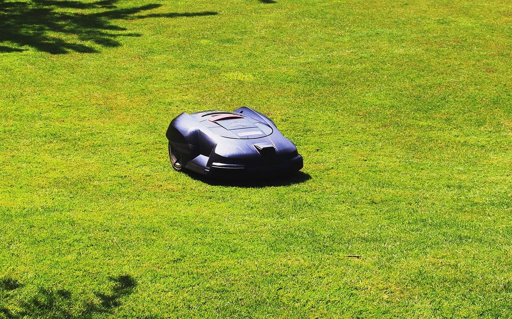 Kuris vejos pjovimo robotas praktiškesnis: su GPS, RTK navigacija ar kamera?