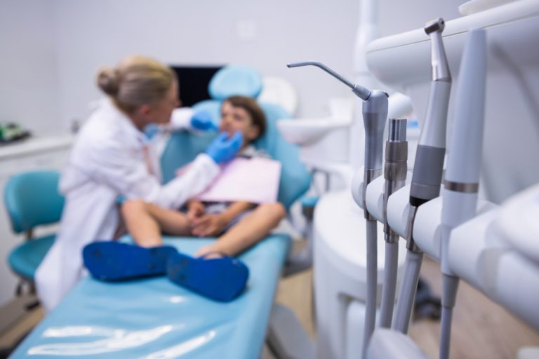 Kaip odontologai sprendžia jūsų dantų problemas? Vidinis žvilgsnis į klinikos darbą