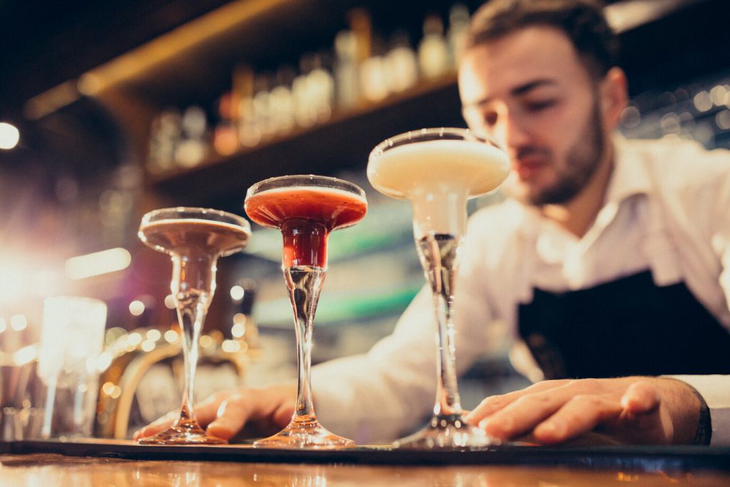 Gėrimų mokslas: ką kiekvienas turėtų žinoti apie barmeno profesiją