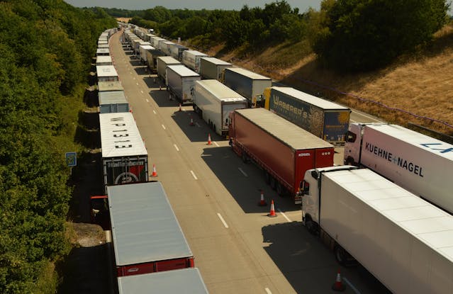 Nuo automobilių detalių iki saulėgrąžų: ką iš tikrųjų sujungia kelias per Karpatus