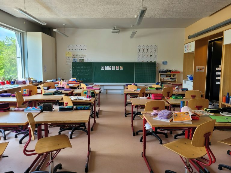 Viena klasė, skirtingo ūgio vaikai: kaip išvengti nepatogių darbo vietų?