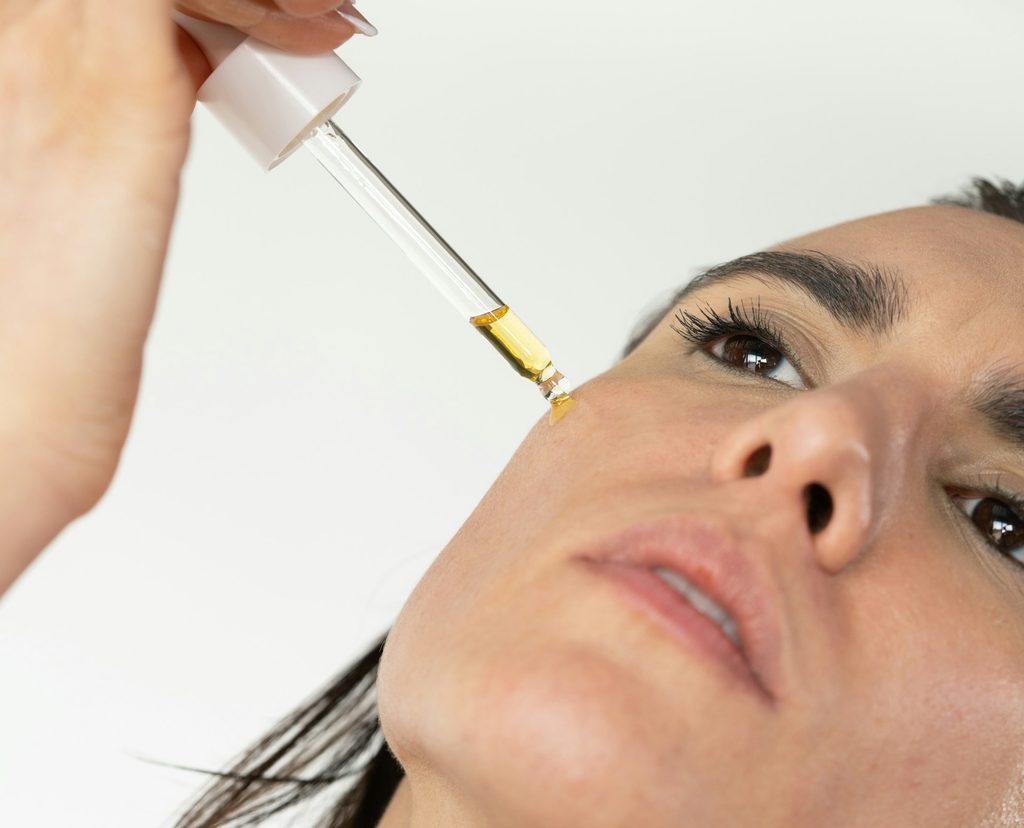 Retinolis nuo raukšlių: kaip pradėti naudoti serumą nepažeidžiant odos?